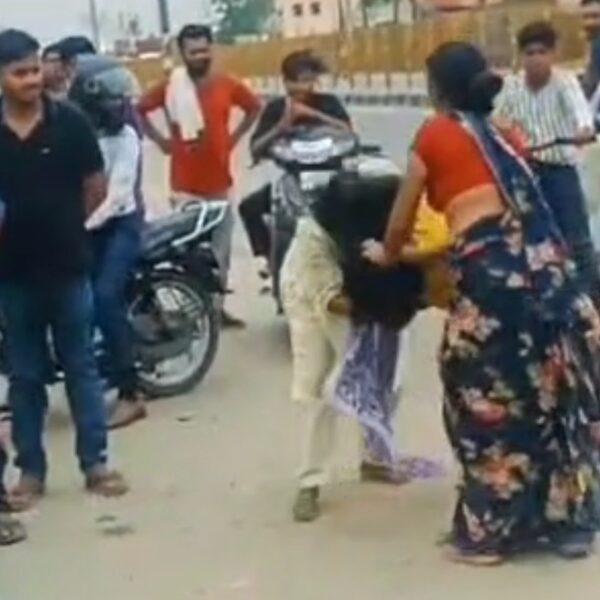 अलीगढ़: खेरेश्वर चौराहे पर प्रेमी-प्रेमिका विवाद के बाद&hellip;