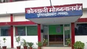 थाने का गेट बनवाया, अब उसी थाने में…
