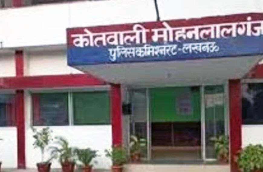 थाने का गेट बनवाया, अब उसी थाने में दर्ज हैं 23 केस!