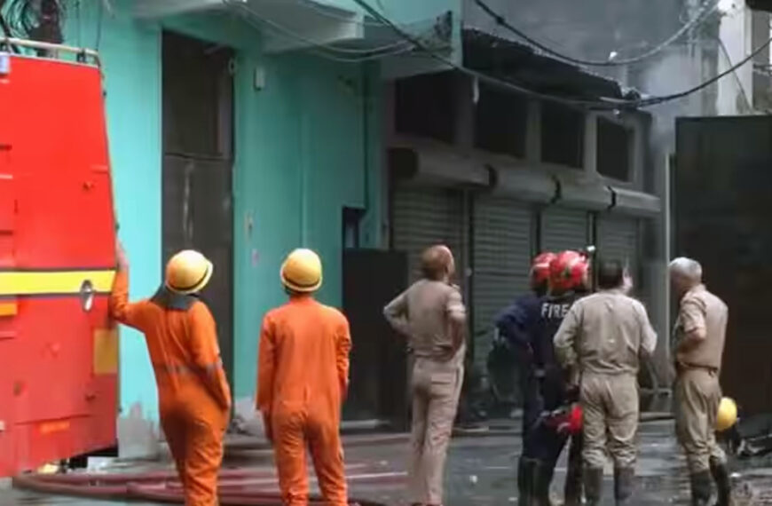 दिल्ली: रिठाला में बहुमंजिला फैक्ट्री…