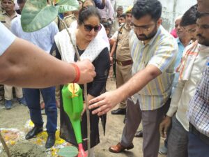 मंडलायुक्त ने बरहद में किया वृहद वृक्षारोपण।