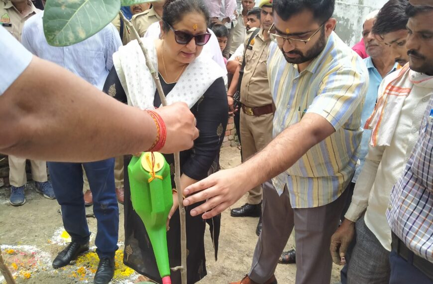 मंडलायुक्त ने बरहद में किया वृहद वृक्षारोपण।