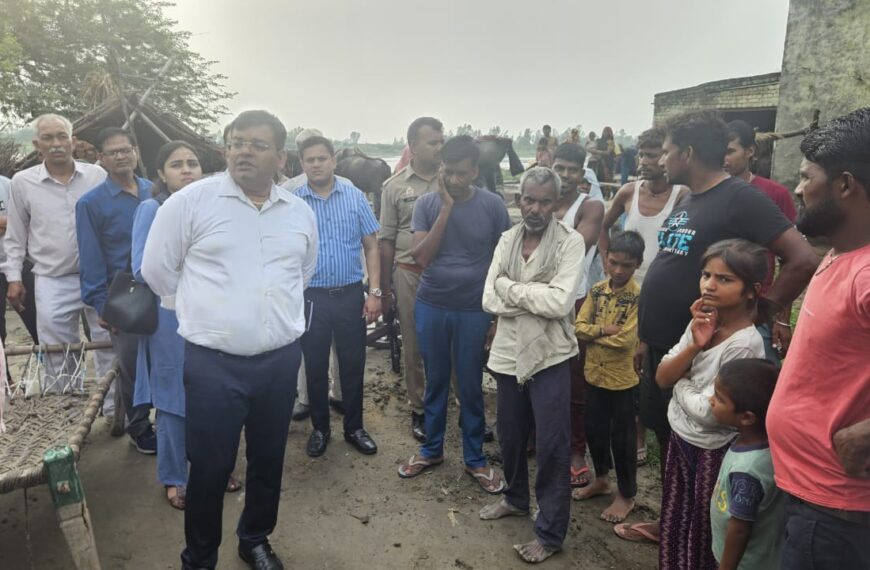 अलीगढ़: संभावित बाढ़ को लेकर डीएम का महाराजगढ़ निरीक्षण