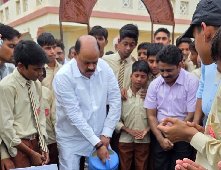विधायक जयवीर सिंह ने अटल आवासीय विद्यालय में किया निरीक्षण व वृक्षारोपण