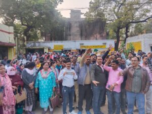 स्कूलों के विलय के खिलाफ शिक्षक संघ का&hellip;