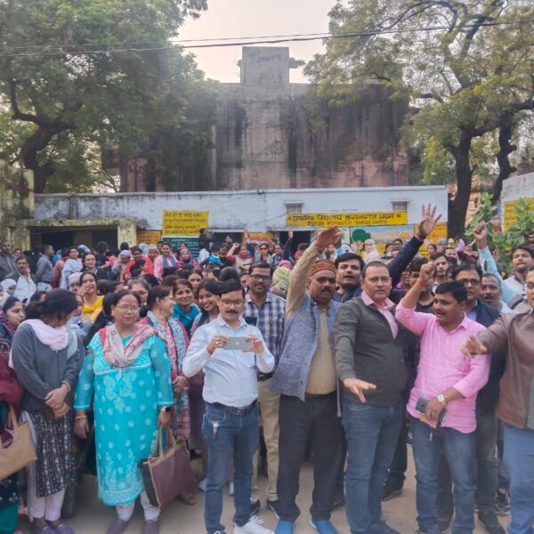 स्कूलों के विलय के खिलाफ शिक्षक संघ का&hellip;