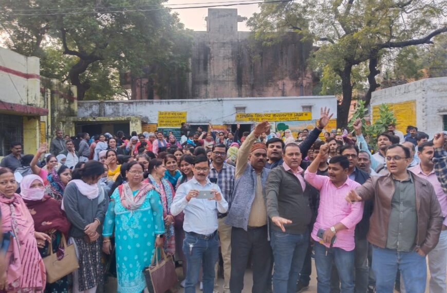 स्कूलों के विलय के खिलाफ शिक्षक संघ का चरणबद्ध आंदोलन शुरू, विधायकों को सौंपे गए ज्ञापन