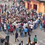 सासनी गेट चौराहे पर सफाई कर्मचारियों का प्रदर्शन, 7 बर्खास्त, मुकदमा दर्ज