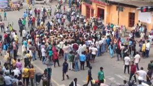 सासनी गेट चौराहे पर सफाई कर्मचारियों का प्रदर्शन,…