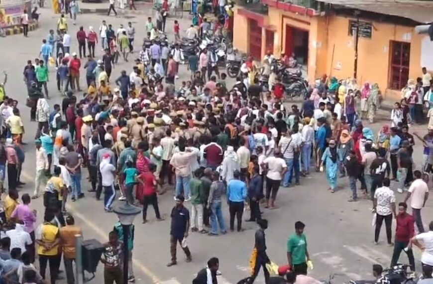 सासनी गेट चौराहे पर सफाई कर्मचारियों का प्रदर्शन, वेतन कटौती को लेकर जताया रोष