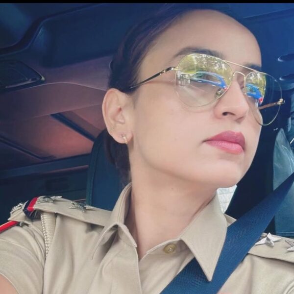 दिल्ली: महिला S.I. 20 लाख की रिश्वत लेते&hellip;