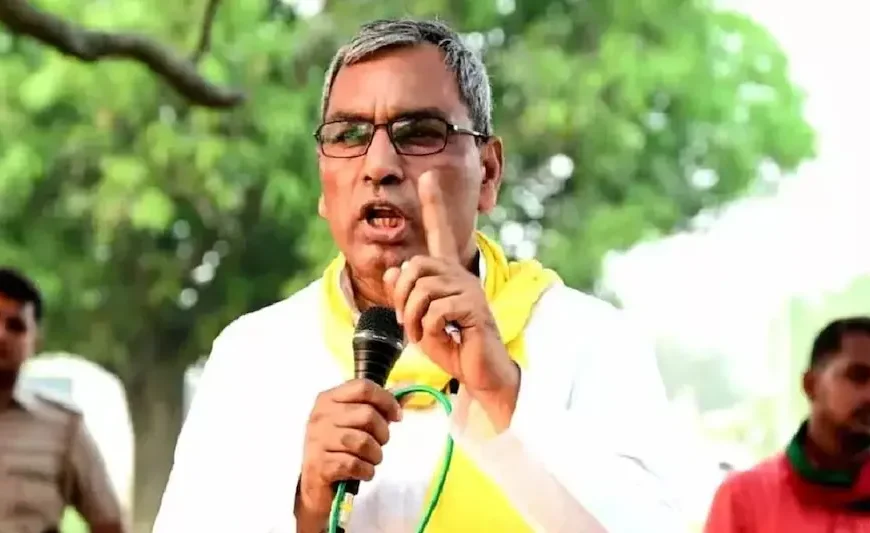 कार्यकर्ता पीला गमछा डालकर अधिकारियों से मिलने जाता है,तब मुझे सामने है पाता