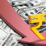 डॉलर के मुकाबले रुपया कमजोर, तेल की कीमतों में नरमी ने संभाला