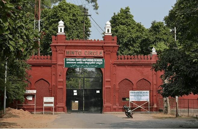 AMU ओल्ड बॉयज ने दी 705 छात्रों को छात्रवृत्ति, स्कूलों को स्मार्ट क्लास और फर्नीचर की सौगात