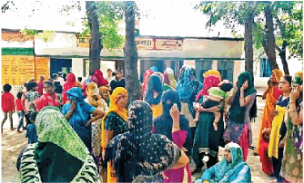 प्राथमिक विद्यालयों के विलय पर सदलपुर व हयातपुर हिंगोटिया में हुआ हंगामा