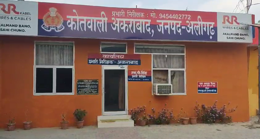 अलीगढ़ में चलती कार में लगी आग, बड़ा हादसा टला