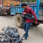 अलीगढ़: चलती बाइक ने दिया धोखा, नशे में गुस्साए युवकों ने सड़क पर ही कर दी स्प्लेंडर बर्बाद