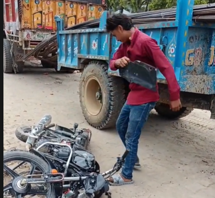 अलीगढ़: चलती बाइक ने दिया धोखा, नशे में गुस्साए युवकों ने सड़क पर ही कर दी स्प्लेंडर बर्बाद