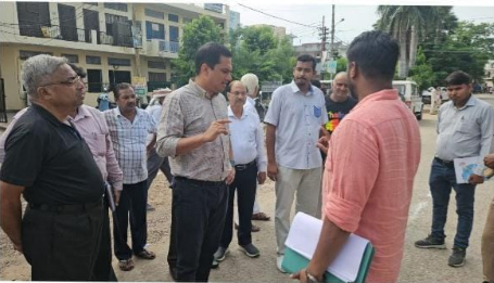 अलीगढ़: 100 फुटा रोड वर्ल्ड क्लास सुविधाओं से युक्त होगी नई सड़क, नगर आयुक्त ने किया निरीक्षण