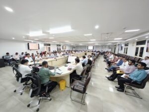 अलीगढ़ : राजस्व वसूली को प्राथमिकता दें-जिलाधिकारी