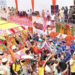 मेरठ: मुख्यमंत्री योगी आदित्यनाथ ने कांवड़ियों पर फूल बरसाकर किया स्वागत
