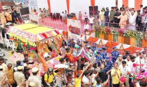 मेरठ: मुख्यमंत्री योगी आदित्यनाथ ने कांवड़ियों पर फूल…