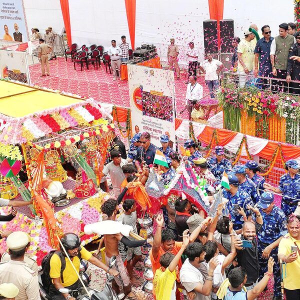 मेरठ: मुख्यमंत्री योगी आदित्यनाथ ने कांवड़ियों पर फूल…