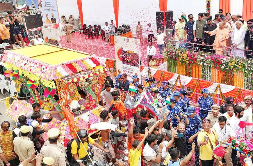 मेरठ: मुख्यमंत्री योगी आदित्यनाथ ने कांवड़ियों पर फूल बरसाकर किया स्वागत