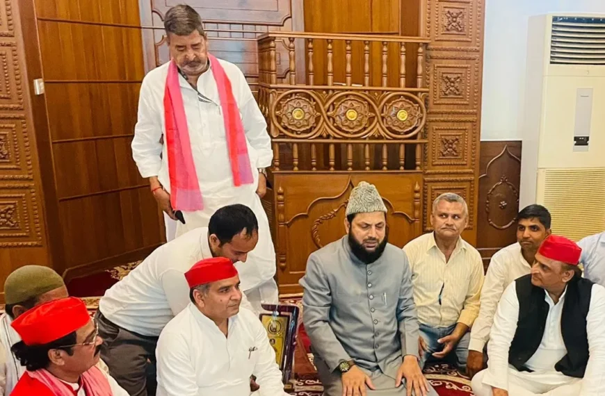 नई दिल्ली: अखिलेश यादव की मीटिंग से मस्जिद हुईं अपवित्र ! इमाम को हटाने की मांग
