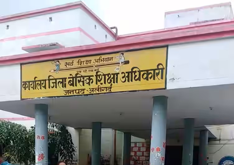 अलीगढ़:बीएसए पर गंभीर आरोप, मंडलायुक्त ने दिए जांच के आदेश