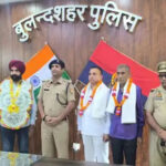 बुलंदशहर: पुलिस लाइन में अनोखी विदाई, अमेरिकी डॉलर की माला पहनाकर किया सम्मानित