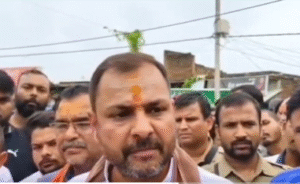 बांदा :दृष्टिहीन कार्यकर्ता का मकान गिराया भड़के BJP…