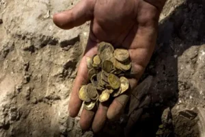 अलीगढ़: नाली निर्माण के दौरान मिले मुगलकालीन सोने…