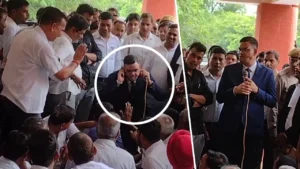शाहजहांपुर: वकीलों ने IAS अधिकारी से करवाई उठक-बैठक,…