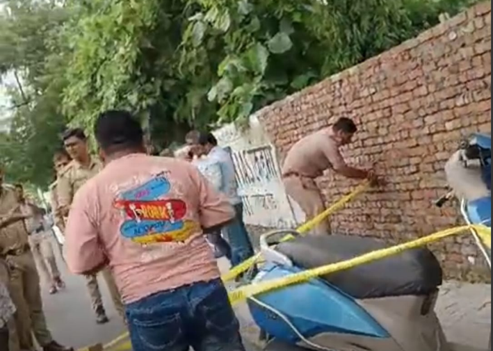 अलीगढ़: एडीएम कंपाउंड के पीछे लाडले ख़ान को मारी गई गोली, JNMC में भर्ती
