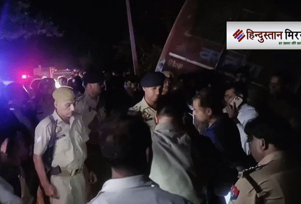 अलीगढ़-कासगंज मार्ग पर बस और ट्रोले की टक्कर,…