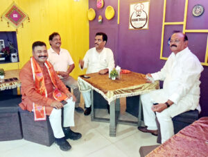 समाज कल्याण मंत्री असीम अरुण ने देशी थाली…