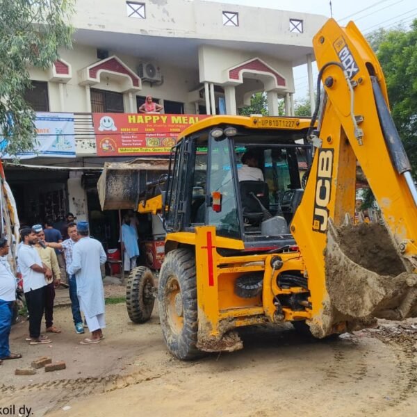 अलीगढ़: कोल राजवाह पर चला बुलडोज़र, अतिक्रमणकारियों में मची…
