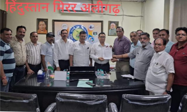 अलीगढ़: व्यापारियों का जीएसटी सर्वे के खिलाफ विरोध प्रदर्शन, अधिकारियों को सौंपा ज्ञापन