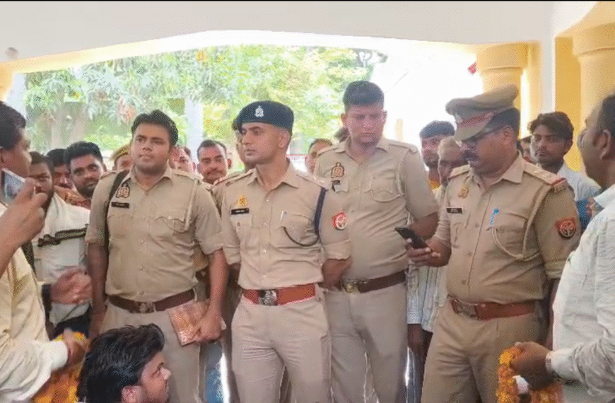 अलीगढ़: अतरौली में ग्राम प्रधान के जिला बदर पर बवाल: प्रधान संगठन ने किया जोरदार विरोध प्रदर्शन