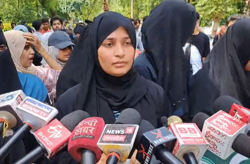 एएमयू में फीस वृद्धि के खिलाफ छात्र-छात्राओं का ब्लैक मार्च, पीएम-सीएम से लगाई न्याय की गुहार
