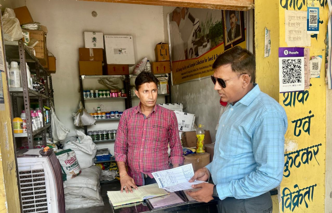 अलीगढ़ के 10 उर्वरक विक्रेताओं के लाइसेंस निलंबित, एक ही किसान को अधिक यूरिया बेचने पर कार्रवाई