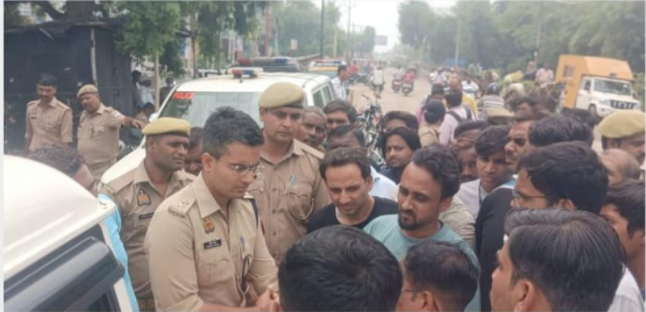 अलीगढ़: मथुरा रोड जाम व…