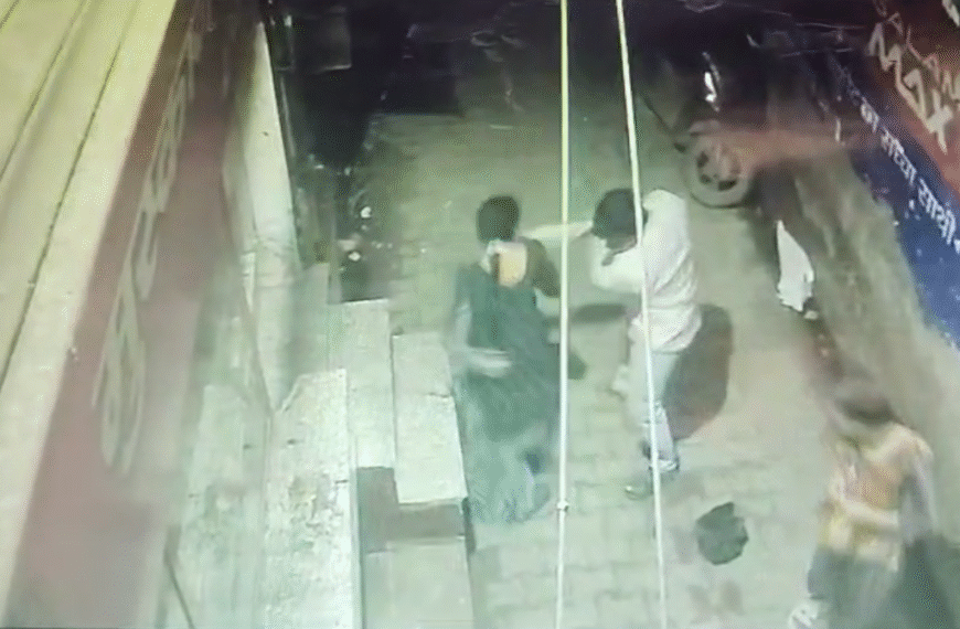 अलीगढ़ में महिला के साथ दबंग की मारपीट का वीडियो वायरल, पुलिस में शिकायत दर्ज
