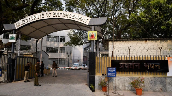 पश्चिम बंगाल: TMC विधायक जीवन कृष्ण साहा दीवार फांदकर भागे, फोन नाले में फेंका।ईडी और सीआरपीएफ ने पीछा कर किया गिरफ्तार।