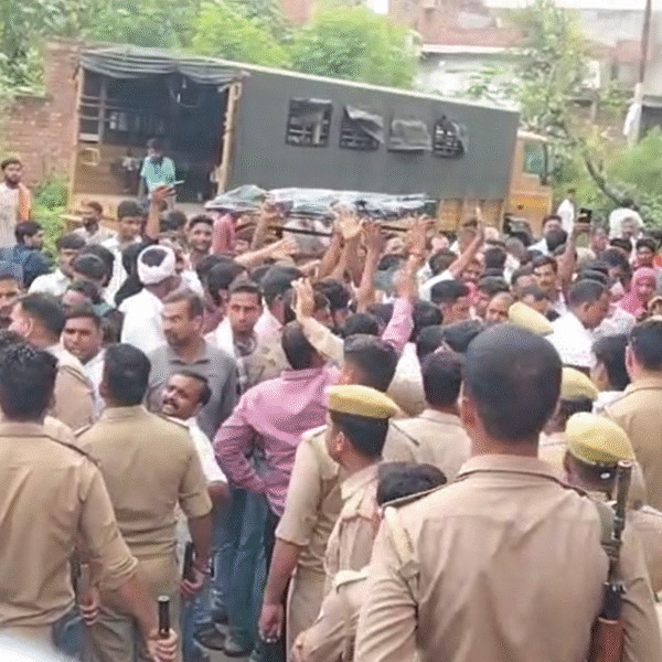 अलीगढ़: अतरौली थाने में फौजी-पुलिस विवाद का मामला&hellip;