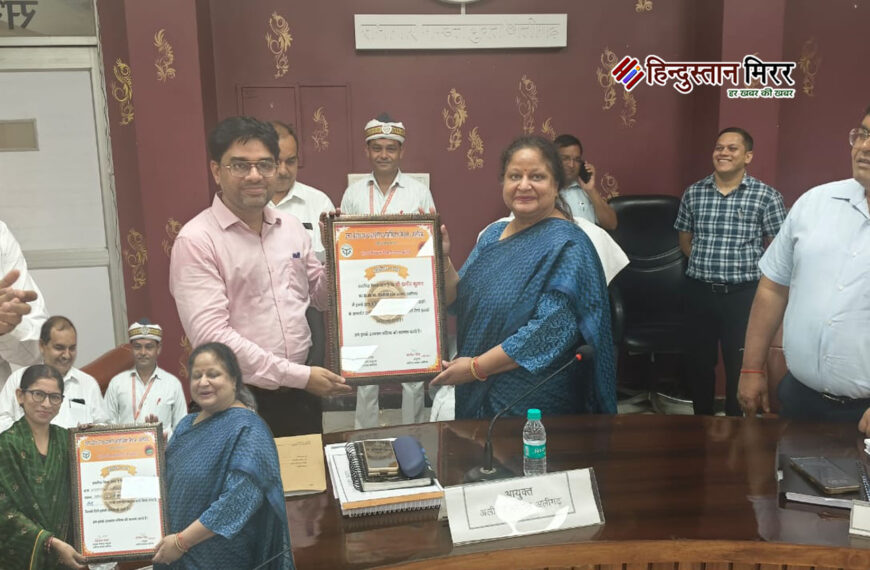 अलीगढ़: मंडलायुक्त ने स्वयं सहायता समूह की महिलाओं को किया सम्मानित