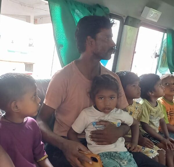 अलीगढ़: आंगनबाड़ी केंद्र पर बच्चों ने खा लिया&hellip;