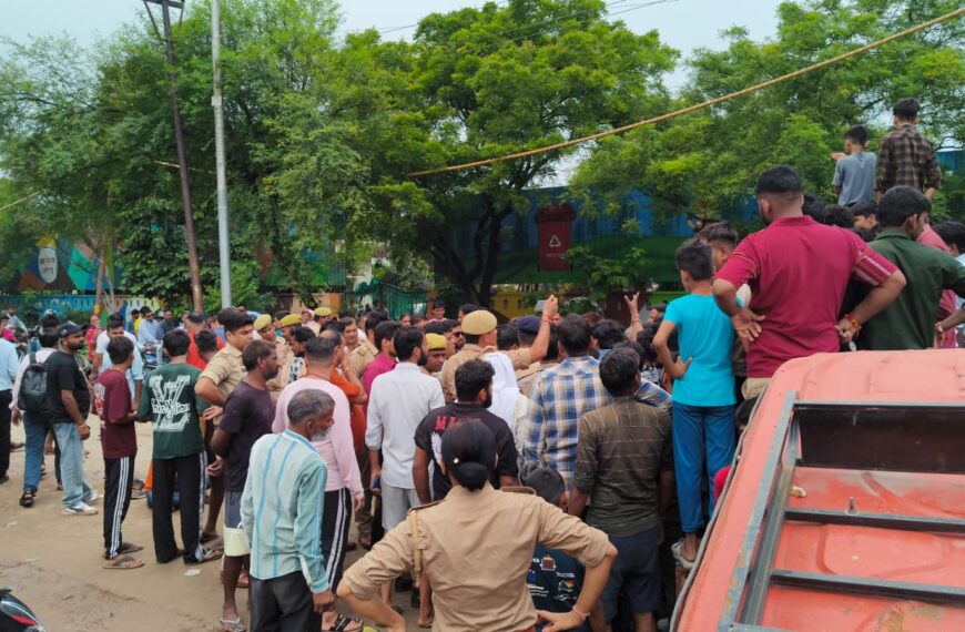 अलीगढ़: सासनी गेट पर कूड़ा निस्तारण केंद्र के खिलाफ प्रदर्शन, सड़क जाम ,जमकर नारेबाजी