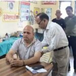 अलीगढ़: प्रधान ने दरोगा को लाठी-डंडों से पीटा, वर्दी फाड़ी – छह पर मुकदमा